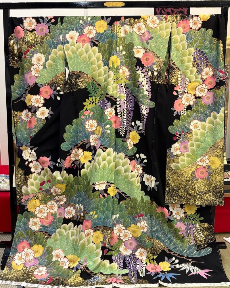 黒地に松と藤の振袖